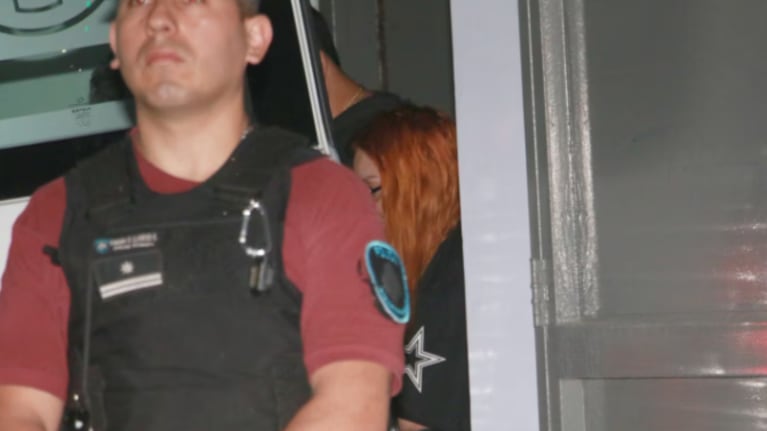 El momento en el que la cantante fue sacada del departamento de su ex.
