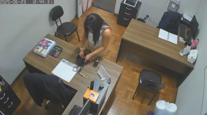 El momento en el que la docente se robó los datos de las tarjetas.