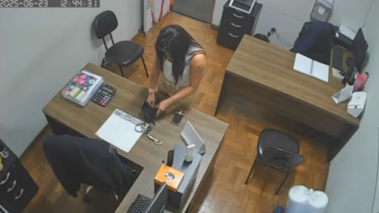 El momento en el que la docente se robó los datos de las tarjetas.