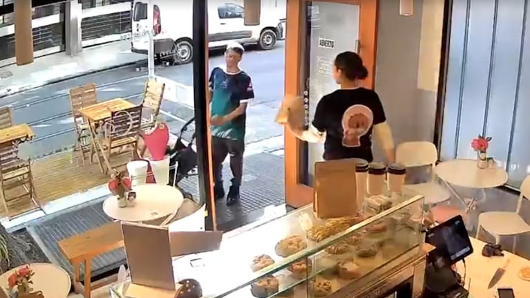 El momento en el que la empleada enfrentó al ladrón.