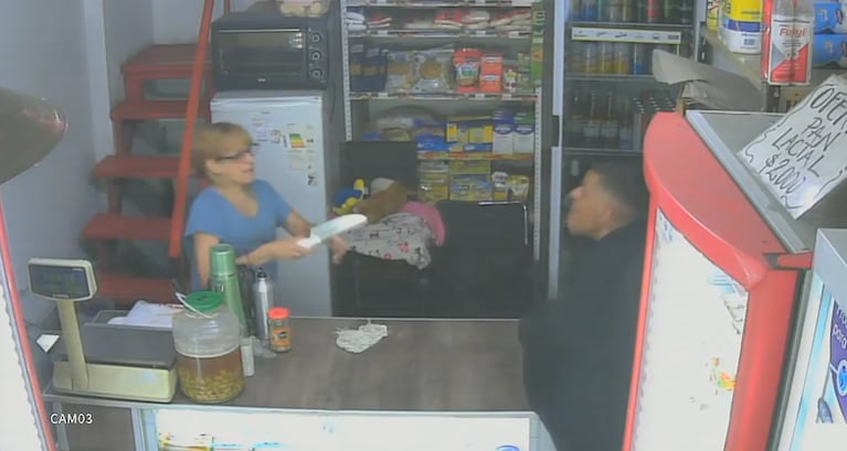 El momento en el que la empleada se defendió con el cuchillo.