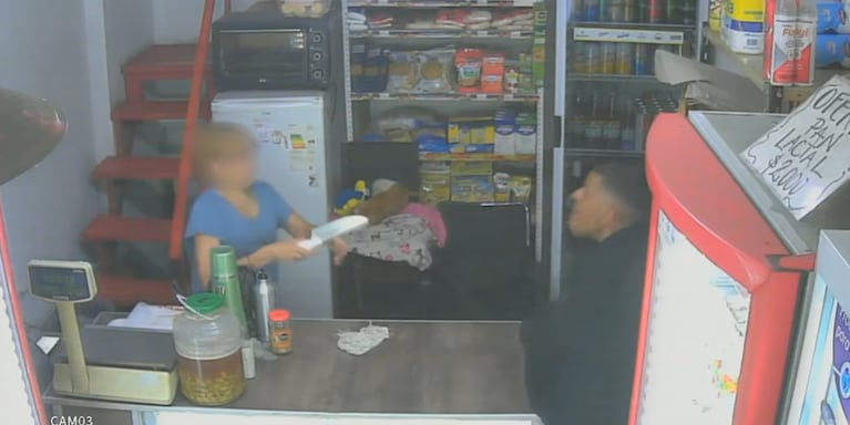 El momento en el que la empleada se defendió con el cuchillo.