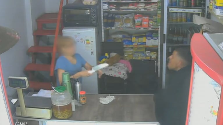El momento en el que la empleada se defendió con el cuchillo.