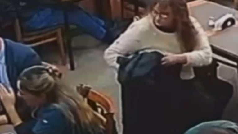 El momento en el que la señora robó la mochila.