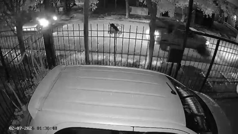 El momento en el que las cámaras captaron a los ladrones huyendo en los autos.