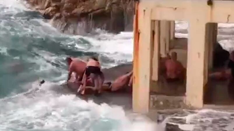 El momento en el que las olas arrasaron contra los turistas.