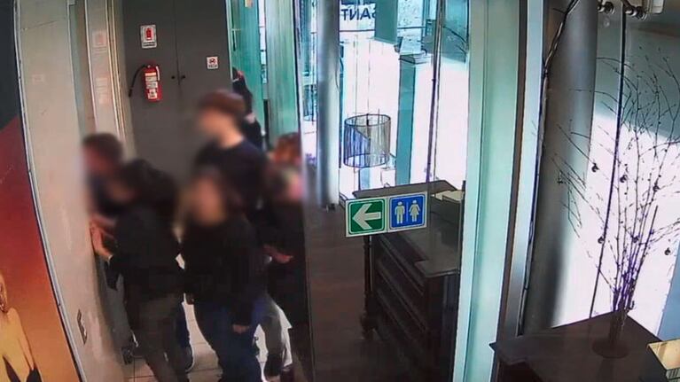El momento en el que los compañeros socorrieron a la joven.