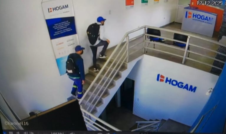El momento en el que los delincuentes entraron a la fábrica.