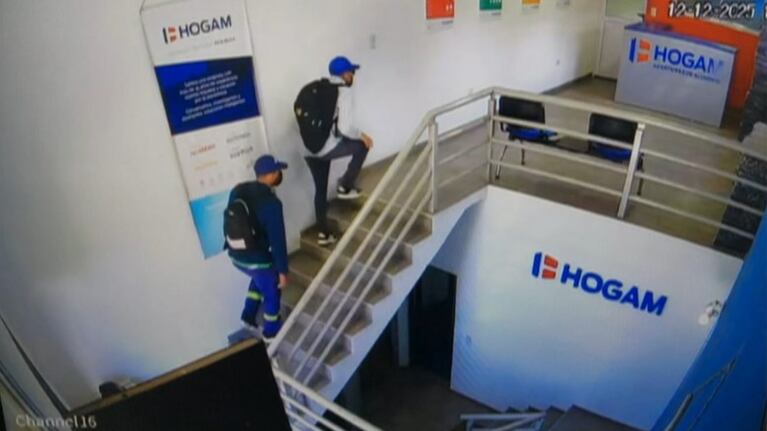 El momento en el que los delincuentes entraron a la fábrica.