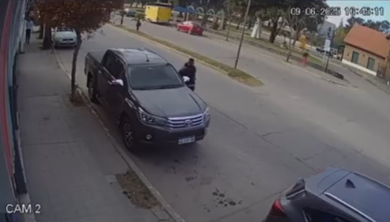 El momento en el que los ladrones fingieron abrazarse.