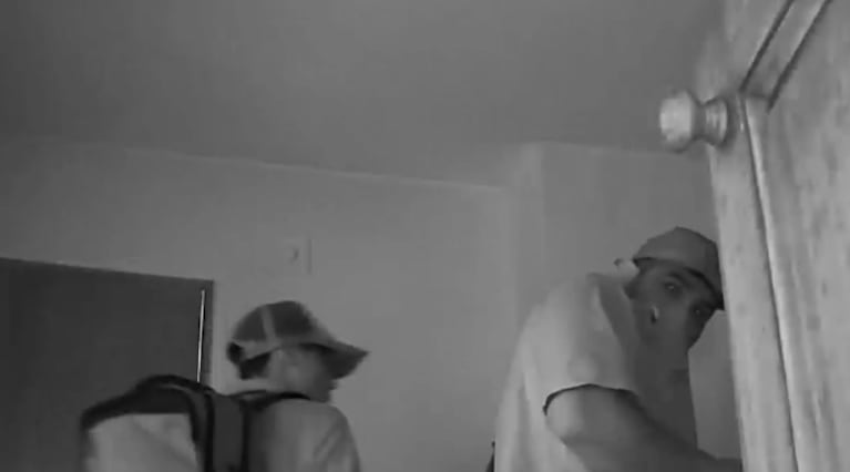 El momento en el que los ladrones huyeron del departamento.
