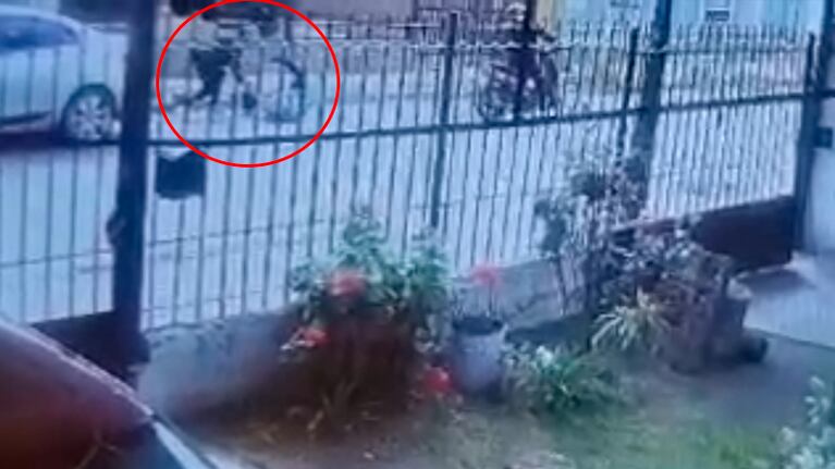 El momento en el que los ladrones la tiran al piso.