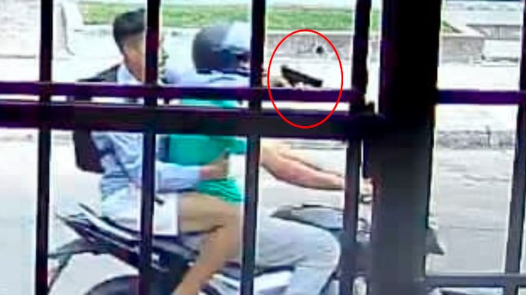 El momento en el que los ladrones le apuntaron al hombre.