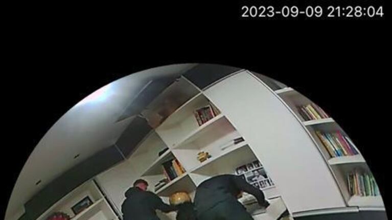 El momento en el que los ladrones robaban una de las casas.