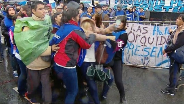 El momento en el que los militantes agreden a la periodista.