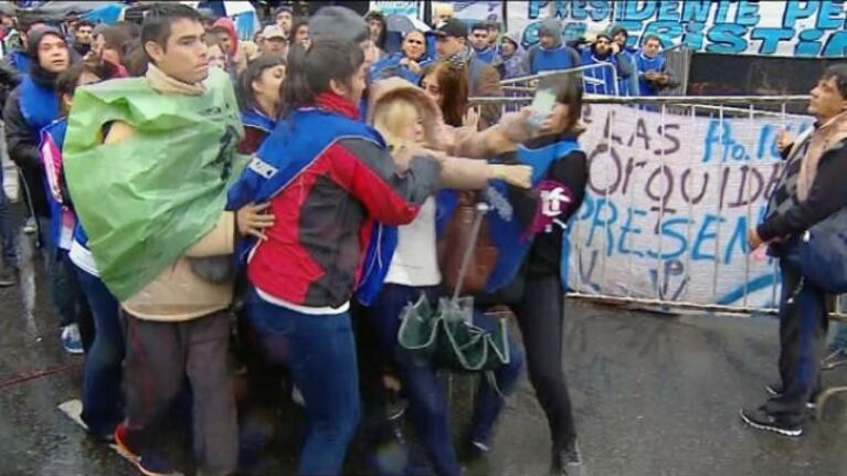 El momento en el que los militantes agreden a la periodista.