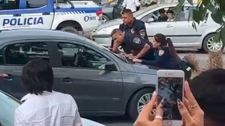 El momento en el que los policías fueron arrastrados por el auto.