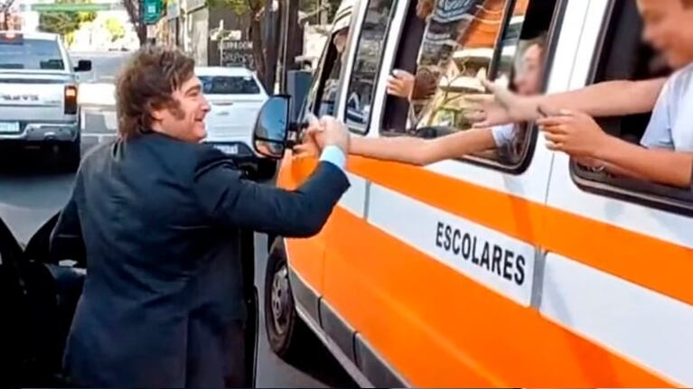El momento en el que Milei saludó a los niños.
