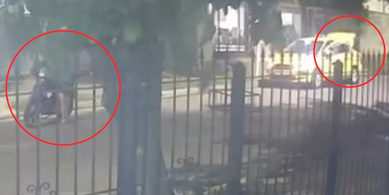 El momento en el que motochoros robaron un taxi.