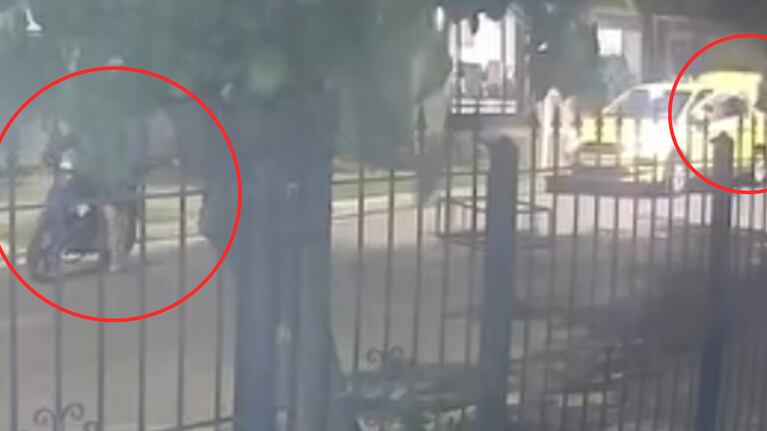 El momento en el que motochoros robaron un taxi.