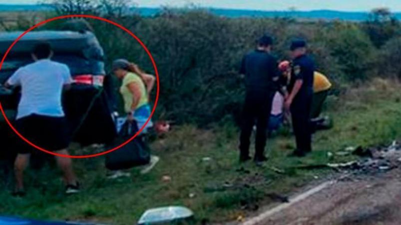 El momento en el que retiraron los bolsos del auto de González.