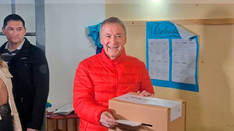 El momento en el que Schiaretti emitió su voto. Foto: Juan Pablo Lavisse / El Doce.
