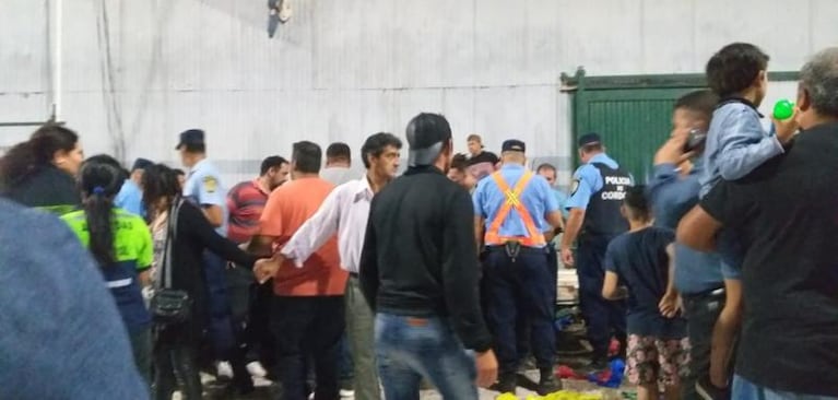 El momento en el que se desplomó una tribuna en Villa Santa Rosa