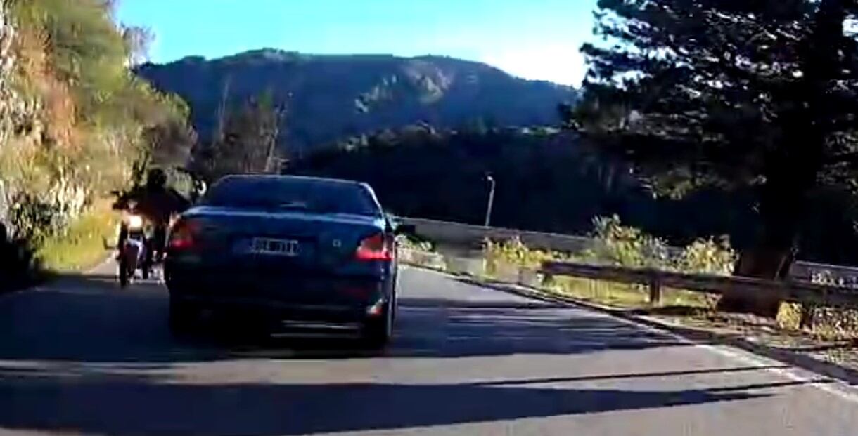 El momento en el que un auto casi choca a tres motos.