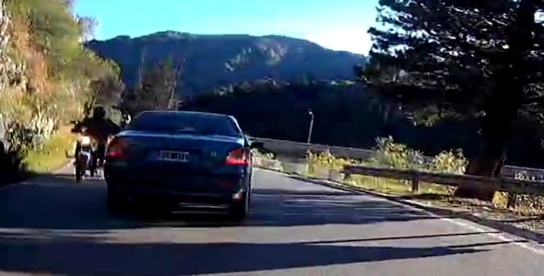El momento en el que un auto casi choca a tres motos.