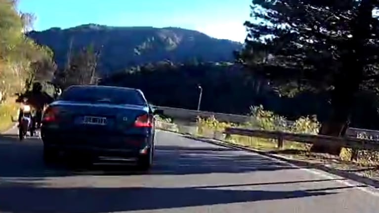 El momento en el que un auto casi choca a tres motos.
