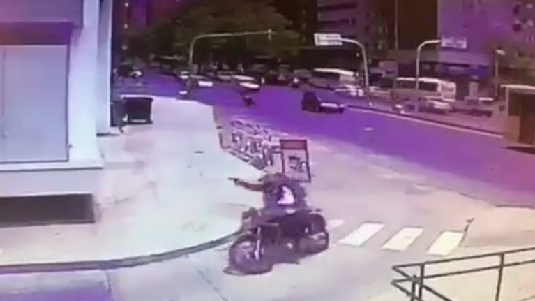 El momento en el que uno de los ladrones le dispara a la víctima.