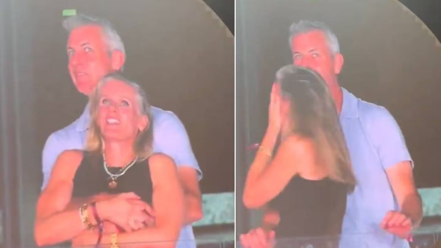 El momento en que ambos descubren que estaban en la pantalla gigante del estadio.