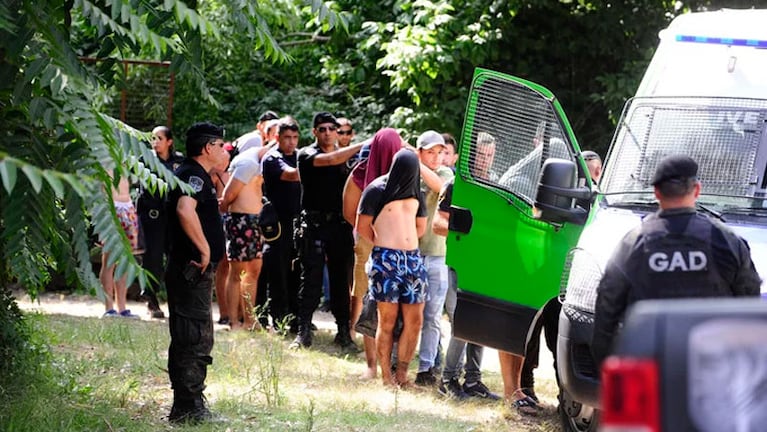 El momento en que arrestaban a los sospechosos. / Foto: Clarín