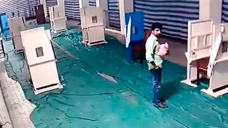 El momento en que deja a su niño en el suelo envuelto en una manta.