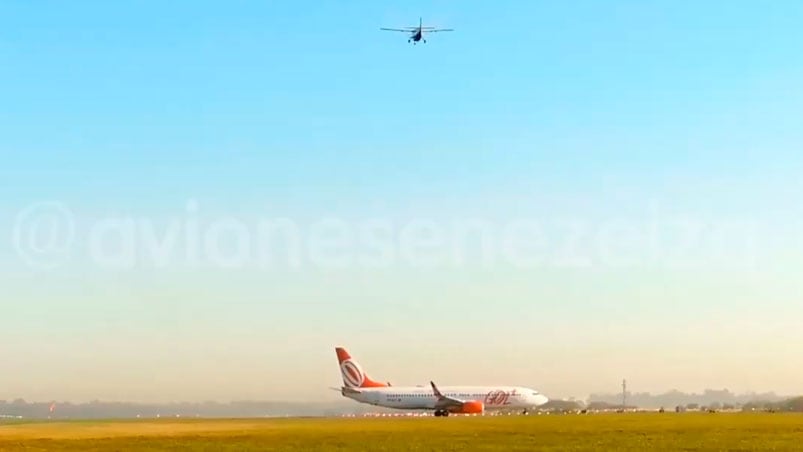 El momento en que dos aviones estuvieron a segundos de chocar.