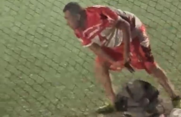 El momento en que el agresor sacó el arma de su mochila.