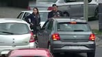 El momento en que el conductor es interceptado por policías.