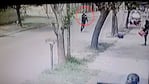 El momento en que el delincuente amenazó a sus víctimas con un arma.