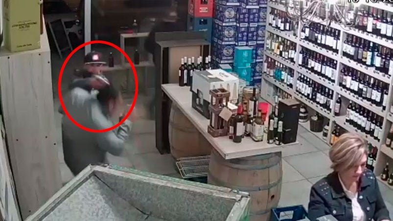 El momento en que el delincuente amenazó de muerte a uno de los clientes.