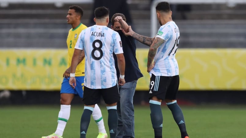 El momento en que el funcionario brasileño se metió en la cancha.