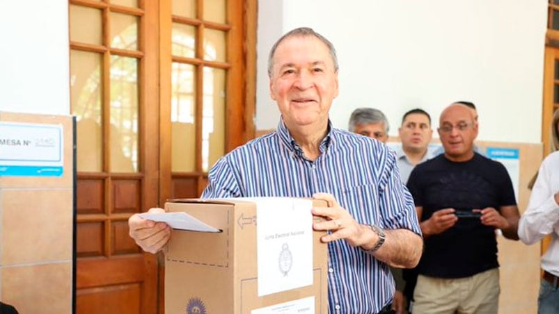 El momento en que el gobernador emitió su voto.