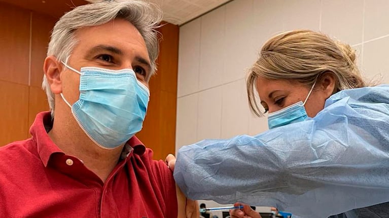 El momento en que el intendente recibió la dosis contra el Covid-19.