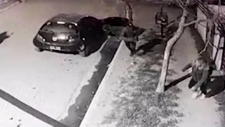 El momento en que el ladrón bajó del auto y encaró a la víctima. 