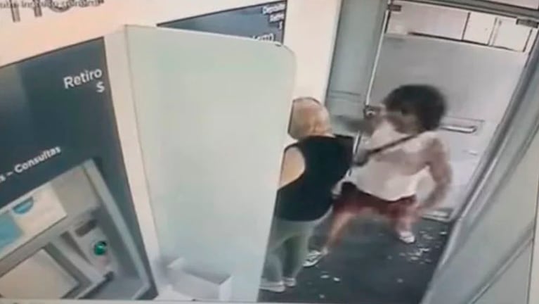 El momento en que el ladrón le pega a la mujer de 61 años. 