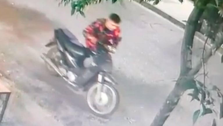 El momento en que el ladrón tomó la moto, a la vista de todos.