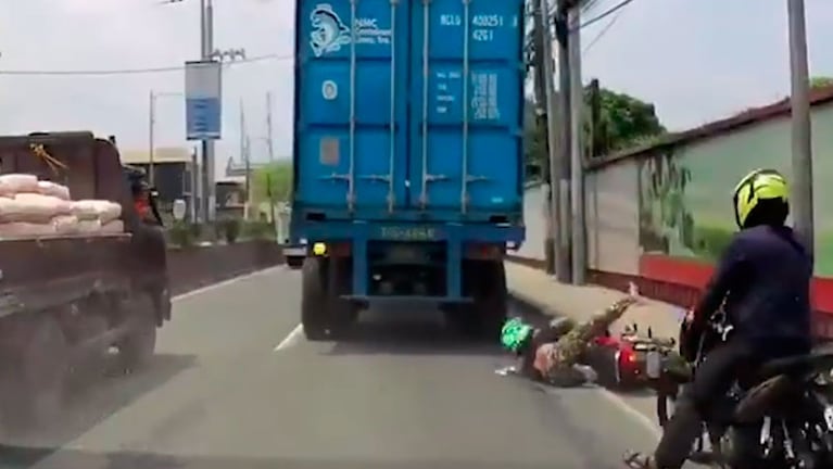 El momento en que el motociclista quedó tirado.