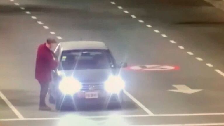 El momento en que el policía federal discutía con el hombre en situación de calle.