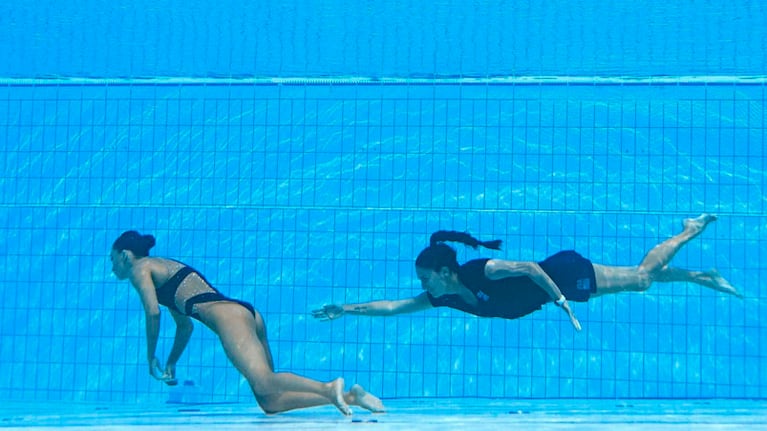 El momento en que Fuentes rescató a Álvarez. Foto: AFP.