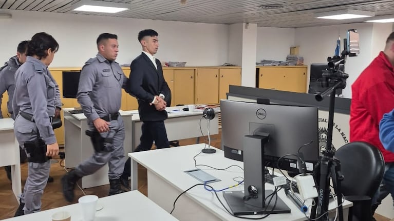 El momento en que Gil abandonaba la sala de audiencias este martes. Foto: Maximiliano Clavero / ElDoce.