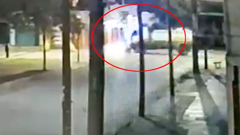 El momento en que la autobomba chocó al auto por la izquierda: será clave saber si el semáforo estaba en rojo.